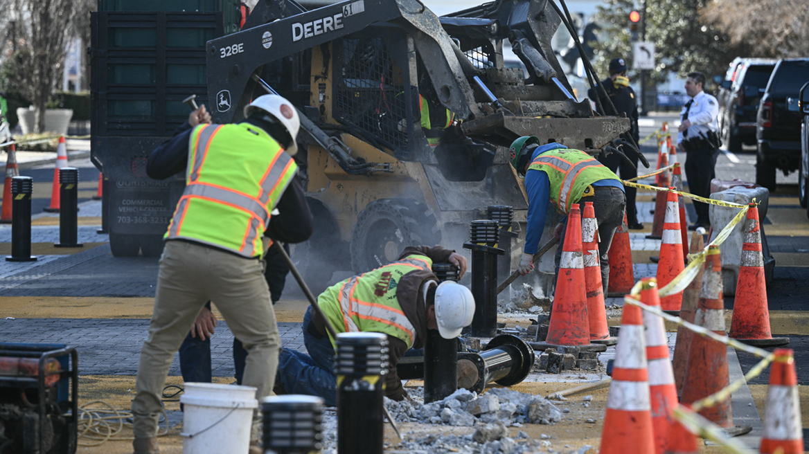 Ξηλώνουν το γκράφιτι του Black Lives Matter στην Ουάσιγκτον - Δείτε βίντεο