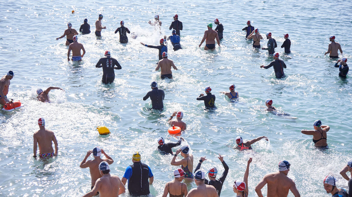  Χειμερινοί κολυμβητές: Οι Weswim κολυμπούν για το περιοδικό δρόμου «Σχεδία»