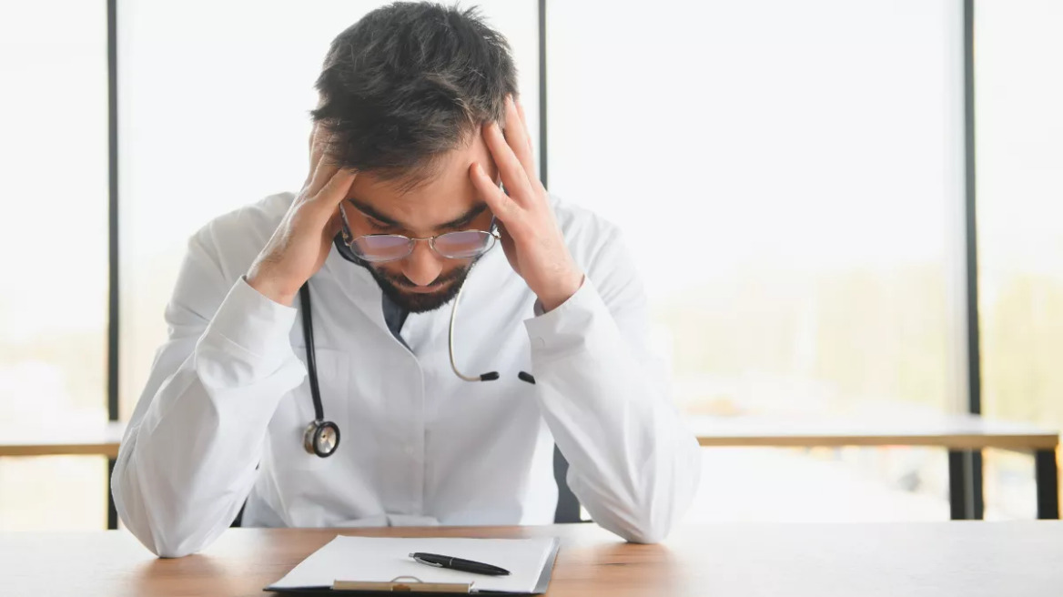 Άδωνις Γεωργιάδης: Αμφισβητεί το έλλειμμα γιατρών που διαπιστώνει ο ΠΙΣ – Οι γιατροί τού απαντούν