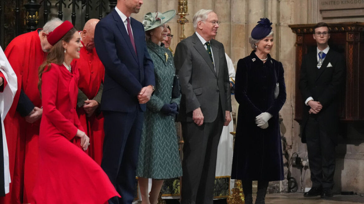 Η υπόκλιση της Κέιτ Μίντλετον στον Βασιλιά Κάρολο και η κοινή εμφάνιση με τον πρίγκιπα Ουίλιαμ έπειτα από καιρό