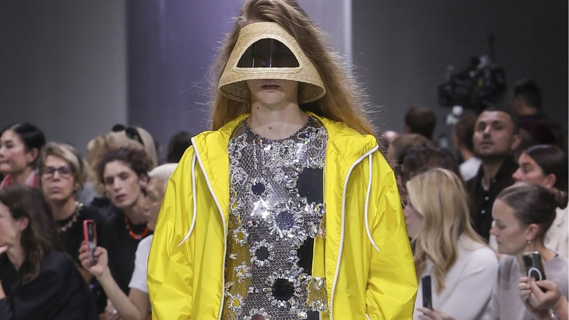 Πώς κατασκευάστηκε το Prada φόρεμα με τους καθρέπτες που θεωρείται αριστούργημα δεξιοτεχνίας