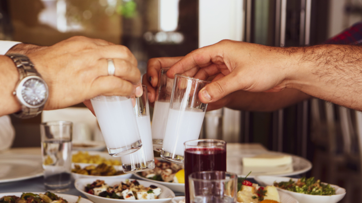 Θανάσιμες «μπόμπες» στην Τουρκία: 160 νεκροί από την αρχή της χρονιάς εξαιτίας δηλητηρίασης από αλκοόλ