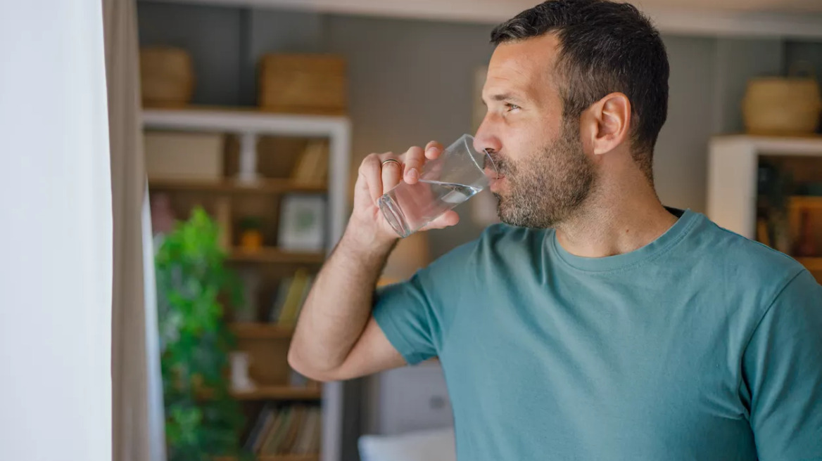 «Πονοκέφαλος» τα μικροπλαστικά: Διώξτε τα από το… κεφάλι σας με μια κίνηση κλειδί