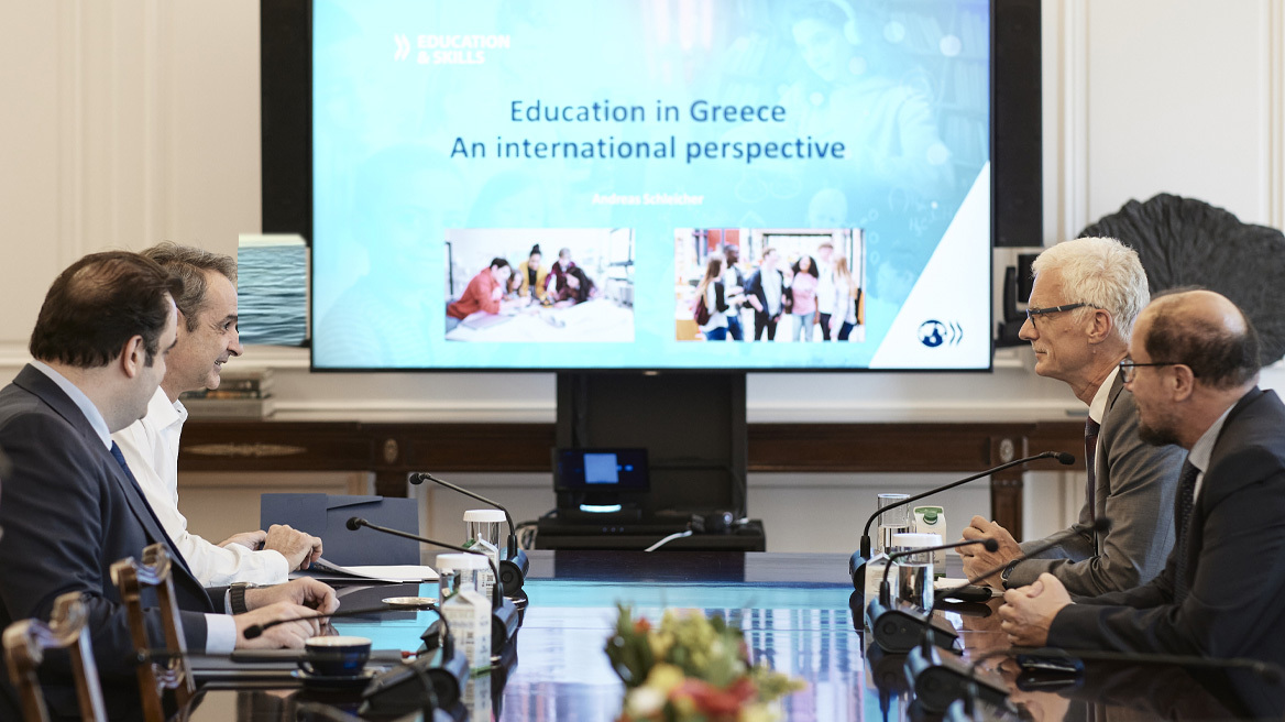 Συνάντηση Μητσοτάκη με τον διευθυντή εκπαίδευσης του ΟΟΣΑ