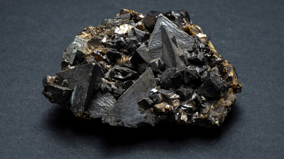 Αντιμόνιο: Η Χίος κρύβει θησαυρό στα έγκατά της – Πώς η Ελλάδα θα γίνει παίκτης στα σπάνια ορυκτά