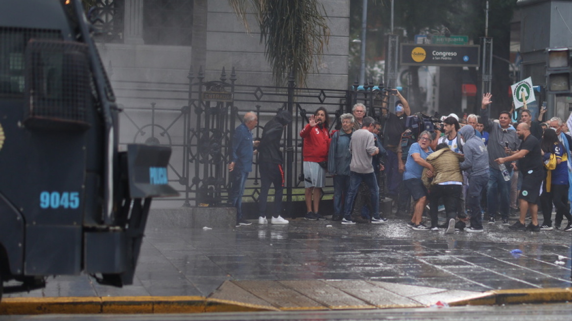 Πεδίο μάχης το Μπουένος Άιρες: Πετροπόλεμος και χημικά σε πορεία για τις συντάξεις, δείτε βίντεο