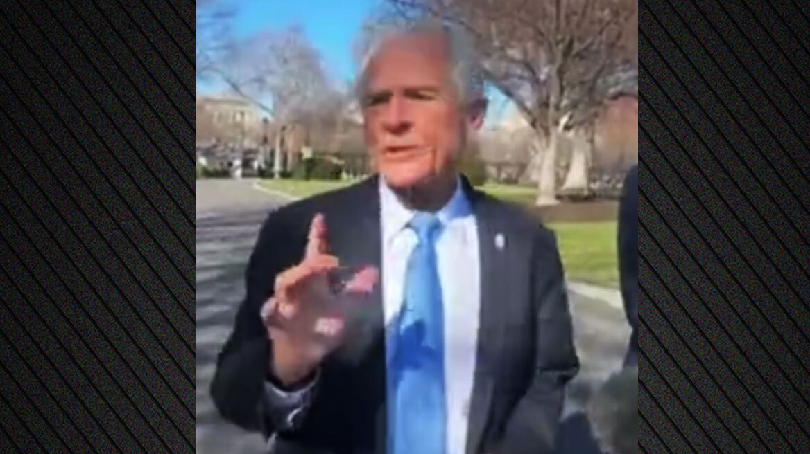 Ο Πίτερ Ναβάρο εκνευρίστηκε με ρεπόρτερ που ρώτησε γιατί ο Τραμπ αλλάζει συνέχεια γνώμη για τους δασμούς