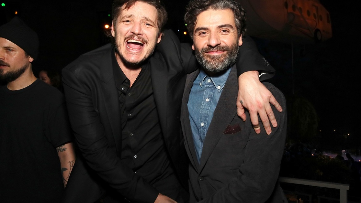 Πέδρο Πασκάλ - Όσκαρ Άιζακ: Η σφιχτή αγκαλιά τους σε μια viral φωτογραφία αμφισβητεί τα στερεότυπα