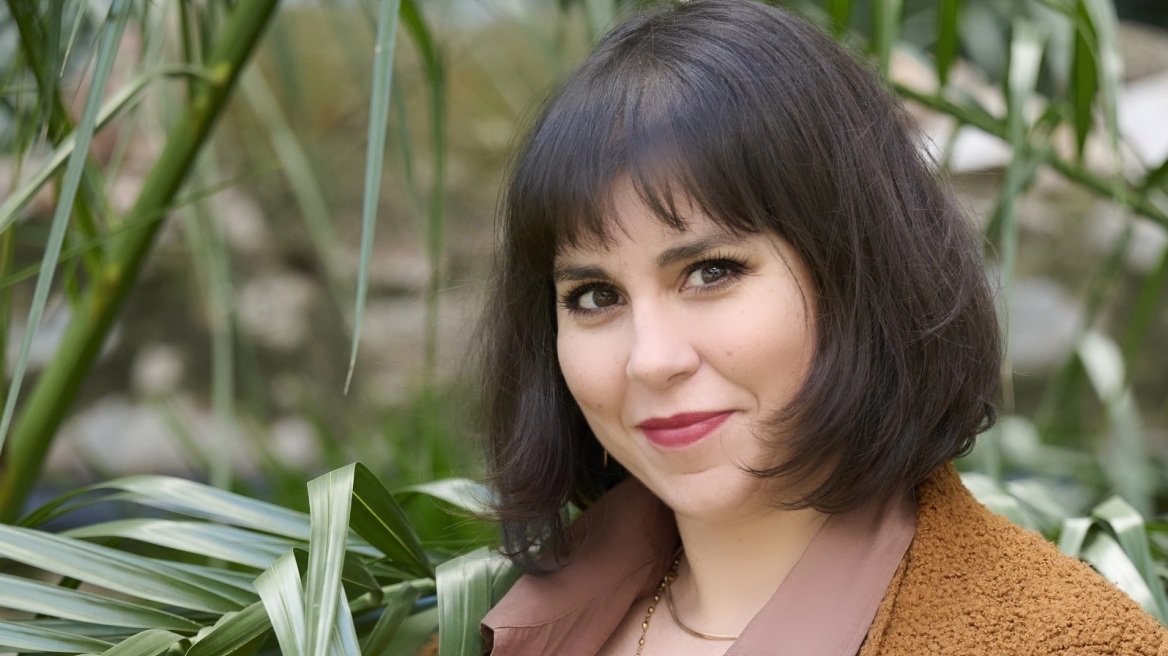 Άννα Μιχελή, ψυχοθεραπεύτρια-σκηνοθέτρια: «Ο κακοποιητής χτίζει μια σχέση καταρχήν με την ψυχική εξόντωση του άλλου»