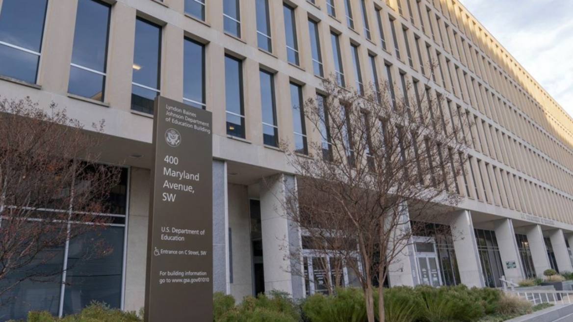 Το Υπουργείο Παιδείας των ΗΠΑ θα μειώσει το μισό προσωπικό του καθώς ο Τραμπ αναζητεί τρόπο να το εξαλείψει 