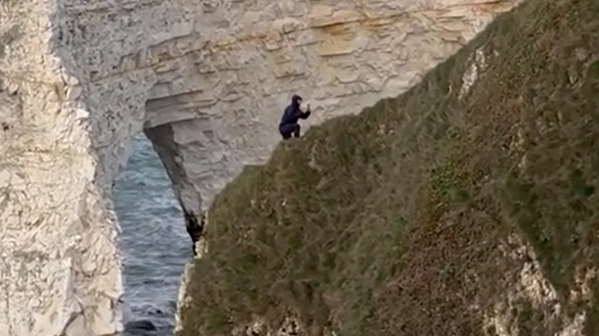 Τουρίστας στη Βρετανία στάθηκε στο χείλος γκρεμού για να βγάλει σέλφι - Γύρισε μπουσουλώντας για να μην σκοτωθεί 