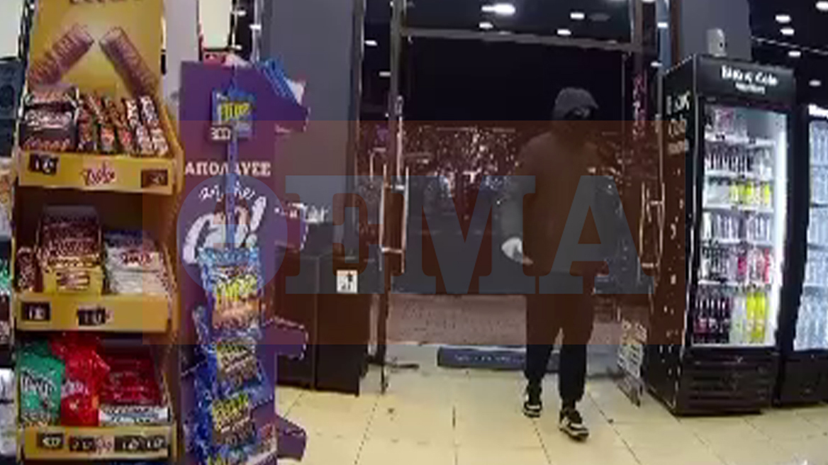 Βίντεο από ληστεία σε κατάστημα ψιλικών της Θεσσαλονίκης - Η στιγμή που ο δράστης εισβάλλει με μαχαίρι