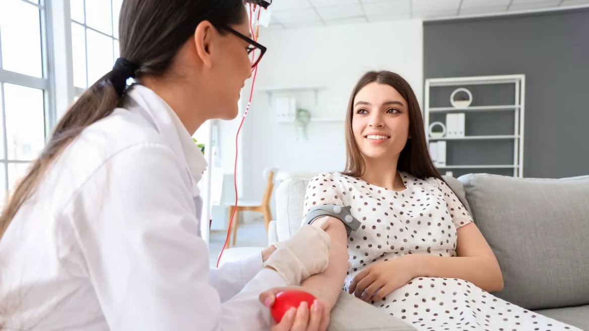 Θέλετε να γίνετε εθελοντές αιμοδότες; Το ΕΚΕΑ εξηγεί τι μπορεί να σας εμποδίσει
