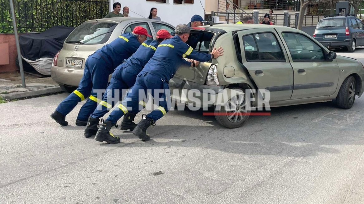 Τροχαίο στην Αγριά - Γυναίκα λιποθύμησε πάνω στο τιμόνι και έπεσε πάνω σε σταθμευμένο όχημα