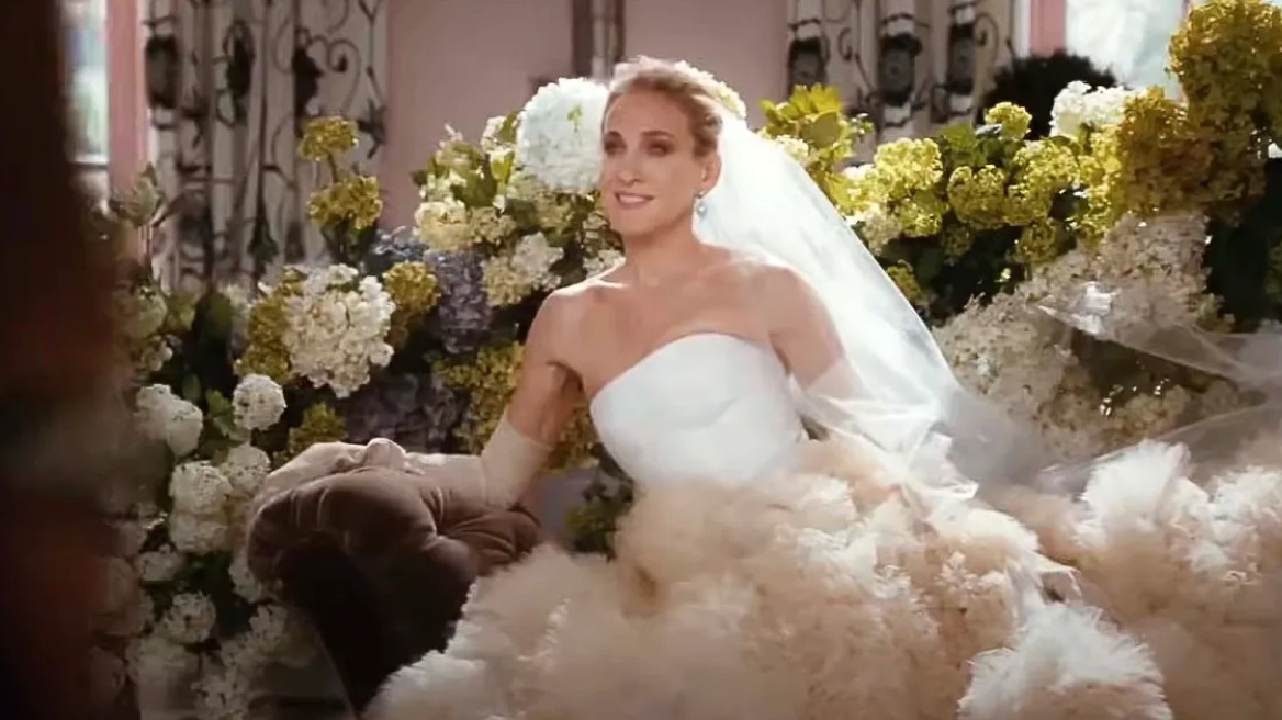 Sex and the City: Το θρυλικό νυφικό της Vera Wang βρέθηκε σε μαγαζί με vintage και πωλήθηκε για 19 δολάρια (βίντεο)
