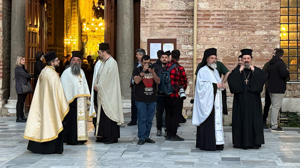 Σε λαϊκό προσκύνημα το σκήνωμα του Μητροπολίτη πρώην Θεσσαλονίκης Άνθιμου - Πιστοί συρρέουν για το ύστατο χαίρε