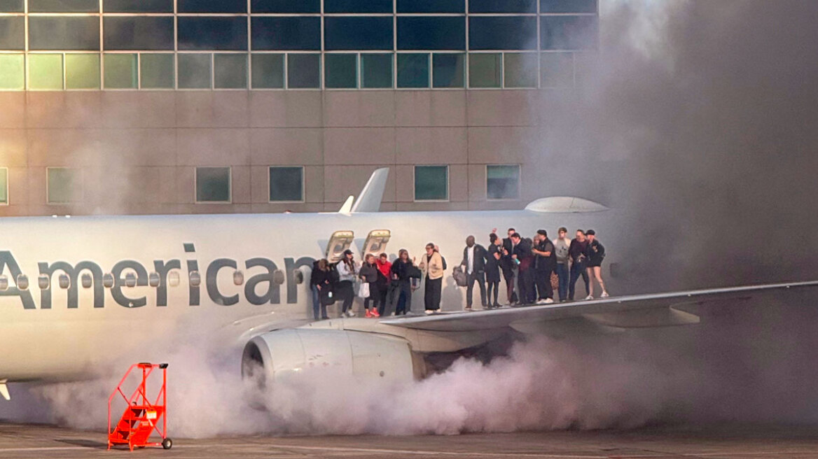 Βίντεο: Φωτιά σε Boeing της American Airlines μετά την προσγείωσή του στο Ντένβερ - Οι επιβάτες περίμεναν όρθιοι στο φτερό για να απομακρυνθούν