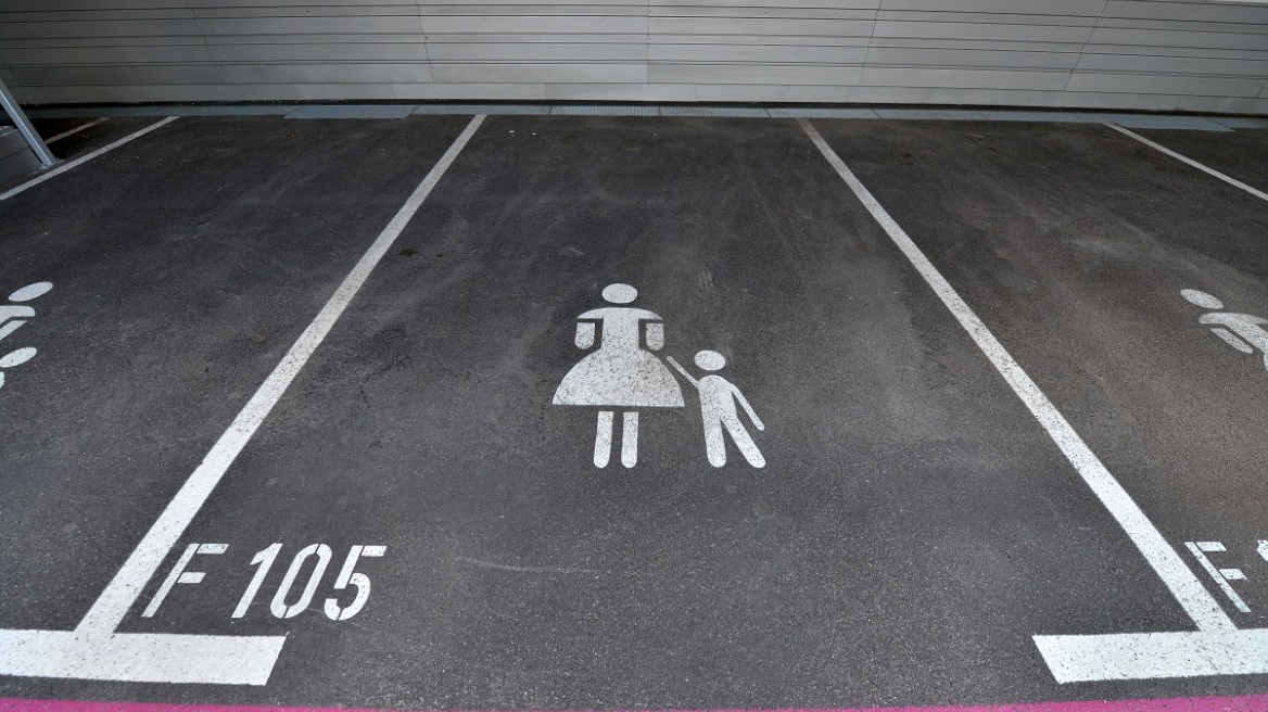 Στη Γερμανία δύο θέσεις πάρκινγκ χαρακτηρίστηκαν «μόνο για άντρες» γιατί ήταν πιο στενές