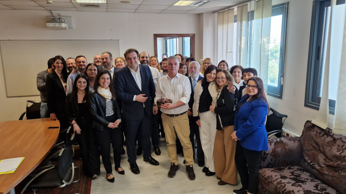 Η συνάντηση Πιερρακάκη με τους συνεργάτες του πριν τη μετακόμιση στο ΥΠΟΙΚ - Δεν έλειψε η τούρτα