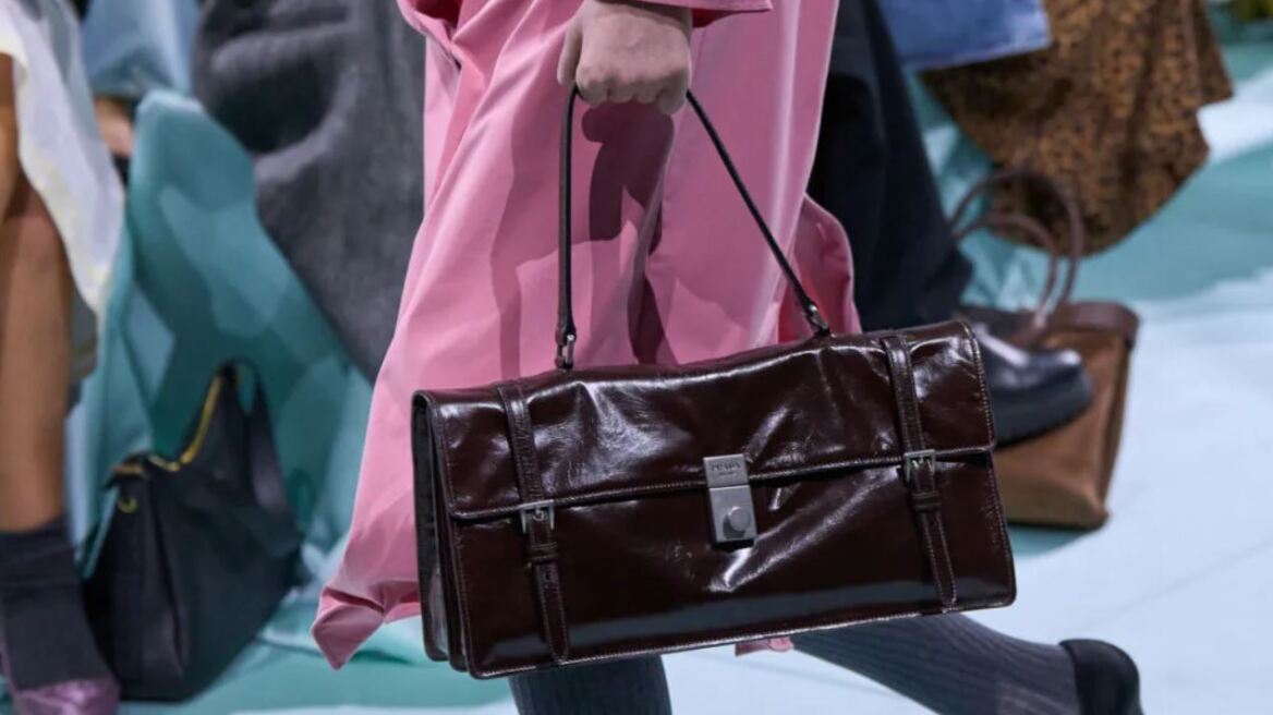 Η τσάντα που θα συμπληρώσει τα σύνολα του 2025
