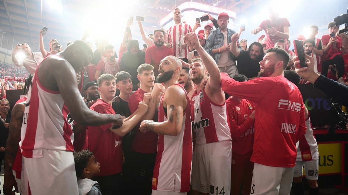 Ανέβηκε στην εξέδρα ο Φουρνιέ και πανηγύρισε τη νίκη επί του Παναθηναϊκού - Δείτε βίντεο