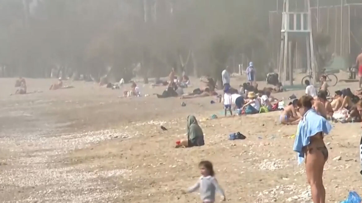 Η ζέστη οδήγησε τον κόσμο στη θάλασσα - Γέμισαν οι παραλίες