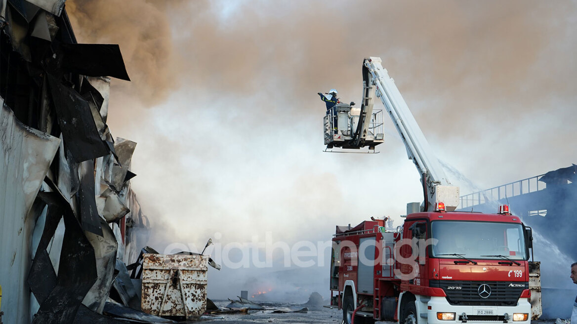 Ολοκληρωτική καταστροφή στο εργοστάσιο που έπιασε φωτιά στη Ριτσώνα - Νέα βίντεο και φωτογραφίες