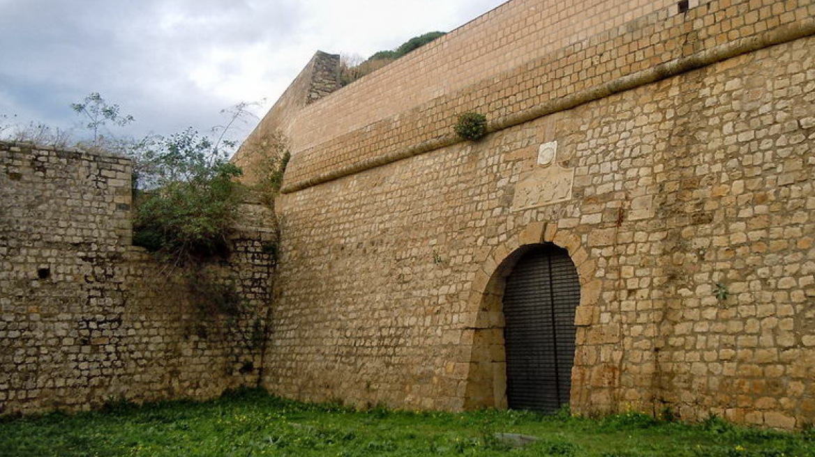 Άνδρας έπεσε από τα Ενετικά Τείχη στο Ηράκλειο - Μεταφέρθηκε στο νοσοκομείο με σοβαρά τραύματα