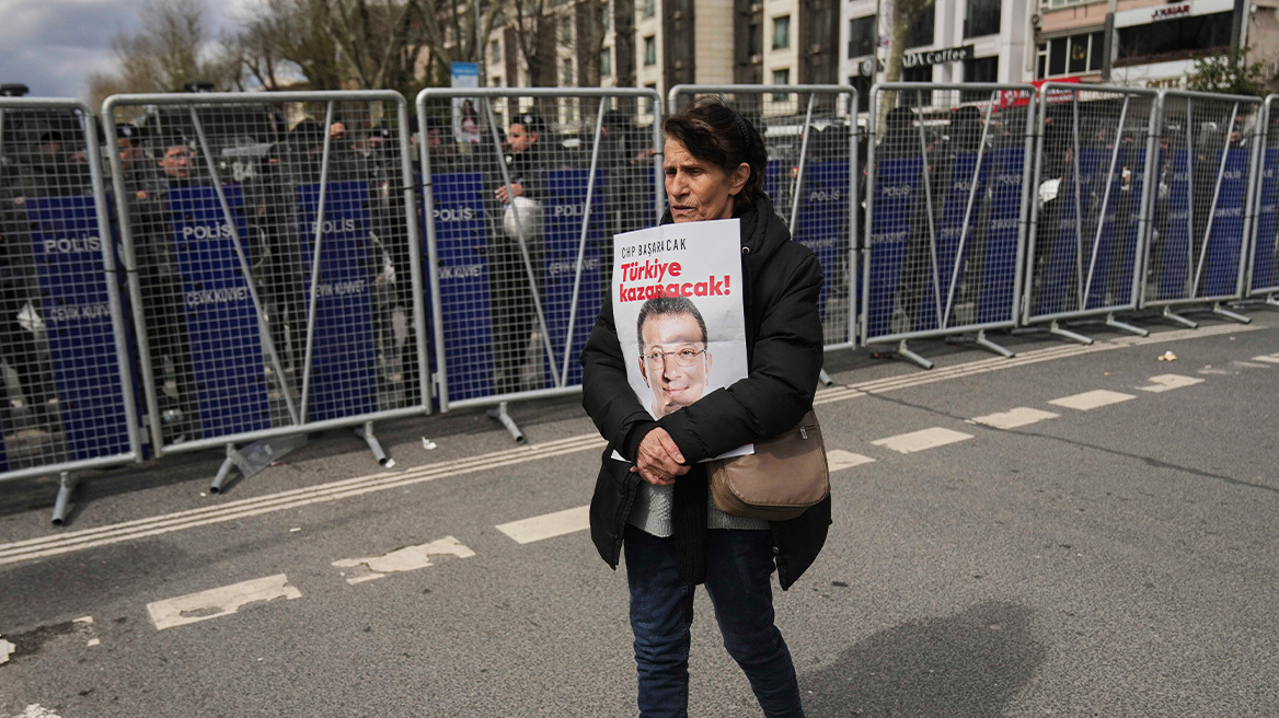 Υπό κράτηση για τέσσερις ημέρες ο Εκρέμ Ιμάμογλου - «Ο λαός θα δώσει απάντηση στα ψέματα και τις συνωμοσίες» το πρώτο του μήνυμα