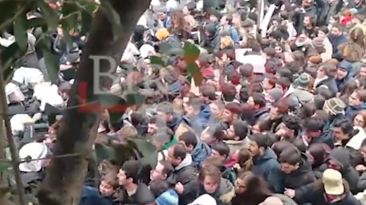 Κωνσταντινούπολη: Μεγάλη πορεία και επεισόδια στο Πανεπιστήμιο μετά τη σύλληψη του Εκρέμ Ιμάμογλου