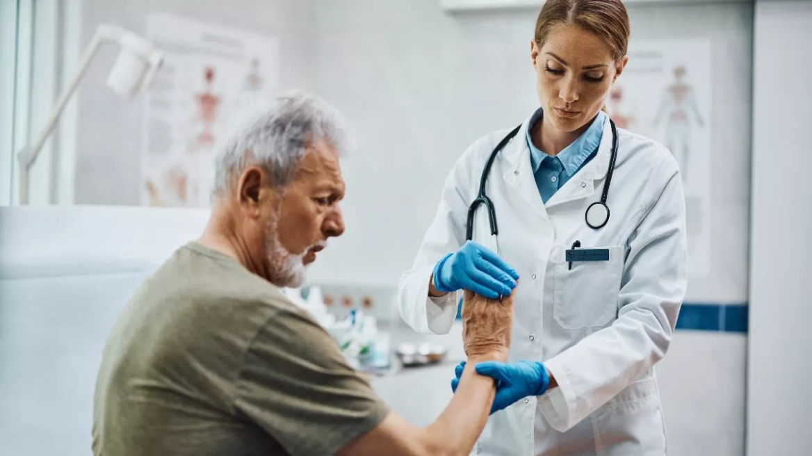 Ρευματοειδής Αρθρίτιδα: Η απρόβλεπτη φύση των εξάρσεων – Πώς αντιμετωπίζονται