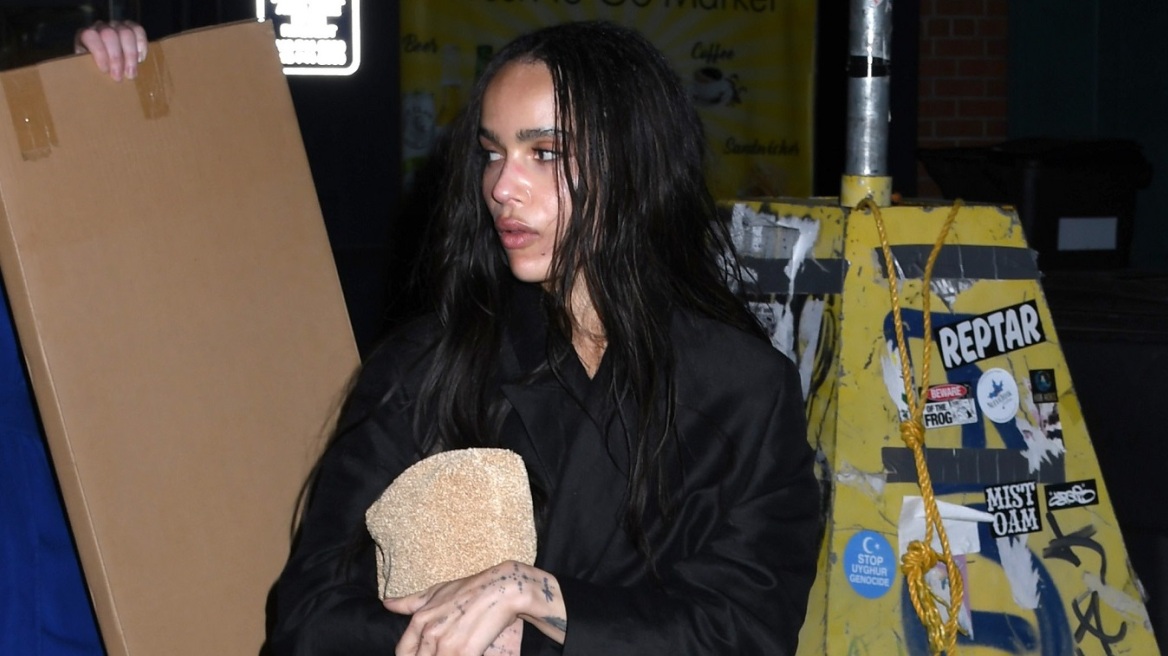 Η Ζόι Κράβιτζ συνδύασε τη maxi φούστα της με τα φλατ παπούτσια της σεζόν