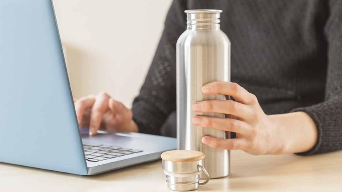 Τι κινδύνους κρύβουν τα επαναχρησιμοποιούμενα μπουκάλια νερού – Πώς να τα καθαρίσετε σωστά