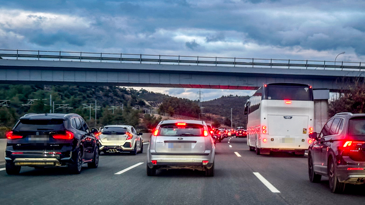 Καραμπόλα με τέσσερα οχήματα στην Εθνική στο ρεύμα προς Πειραιά στο ύψος της Αττικής Οδού