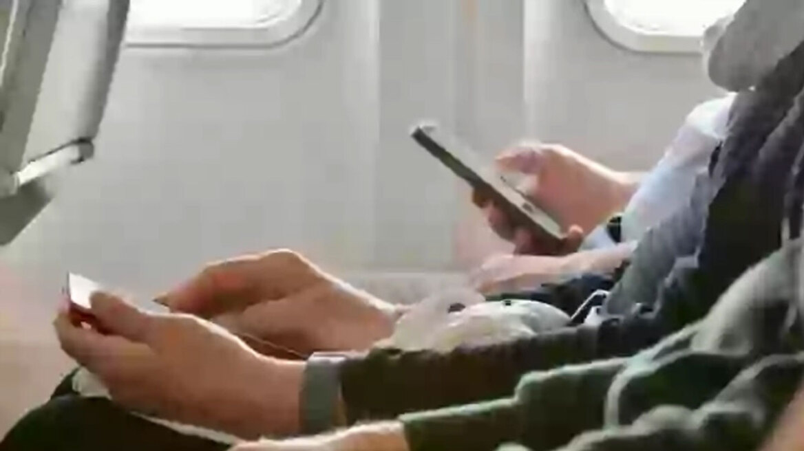 Προσοχή με τα κινητά τηλέφωνα στο αεροπλάνο: Η ζημιά που μπορούν να προκαλέσουν στην πτήση