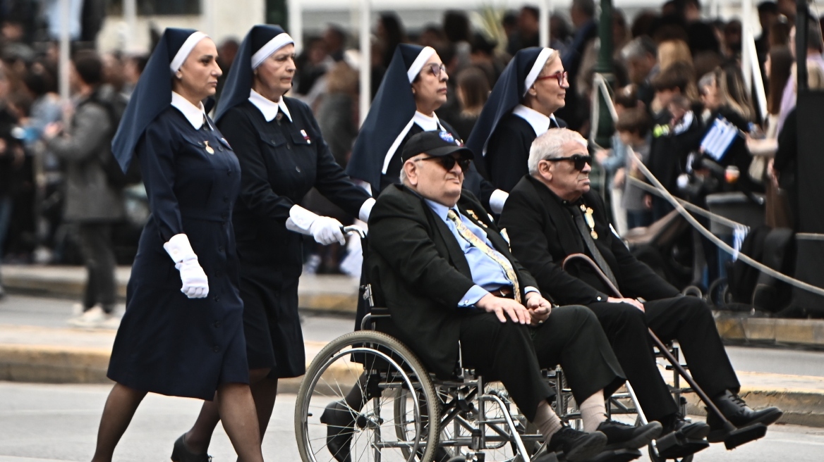 25 Μαρτίου: Η συγκινητική διέλευση των Αναπήρων Πολέμου στην παρέλαση - Δείτε βίντεο