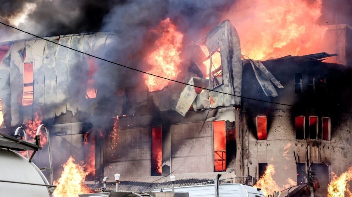 Σε ύφεση η φωτιά στο εργοστάσιο ξυλείας στο Ηράκλειο - «Έχει καταστραφεί ολοσχερώς»