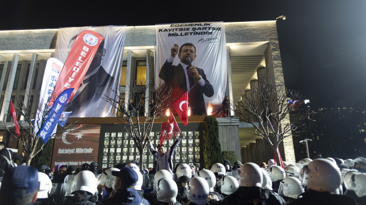 Κομισιόν, Γαλλία και Βρετανία καταδικάζουν τις συλλήψεις δημοσιογράφων στην Τουρκία