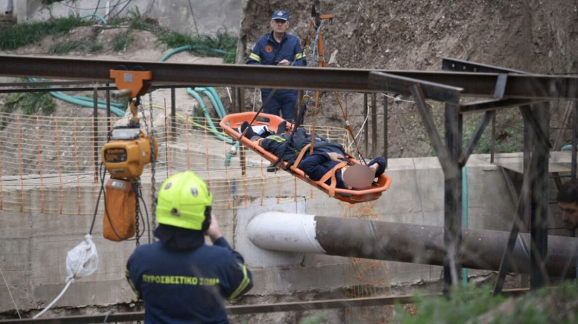 Σοβαρό εργατικό ατύχημα στη Λάρισα - Άνδρας έπεσε σε φρεάτιο, τον απεγκλώβισαν τα ΕΜΑΚ