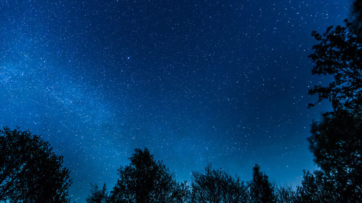 Μυστηριώδης λάμψη εμφανίστηκε στον ουρανό: Το μπλε σχήμα που παραξένεψε τους πολίτες (vid)