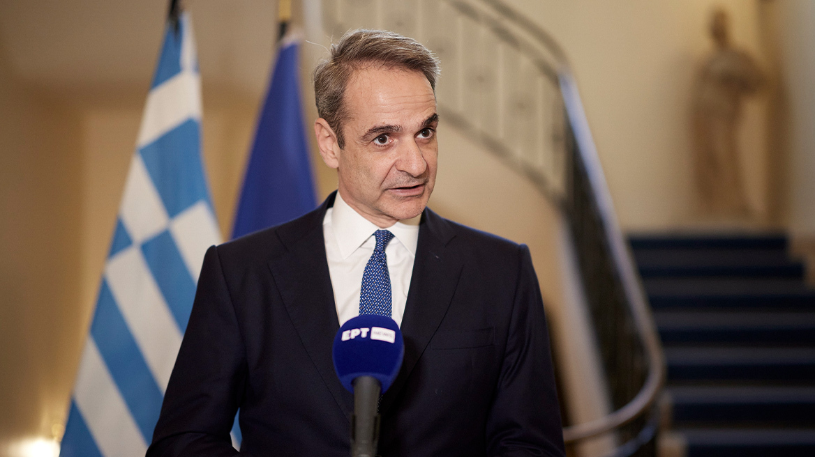 Μητσοτάκης από Παρίσι: Όχι στην αποστολή ελληνικών στρατευμάτων στην Ουκρανία