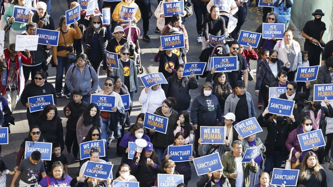 Η κυβέρνηση Τραμπ προσφεύγει στο Ανώτατο Δικαστήριο για να ξεκινήσουν οι απελάσεις, βάσει νόμου του 18ου αιώνα