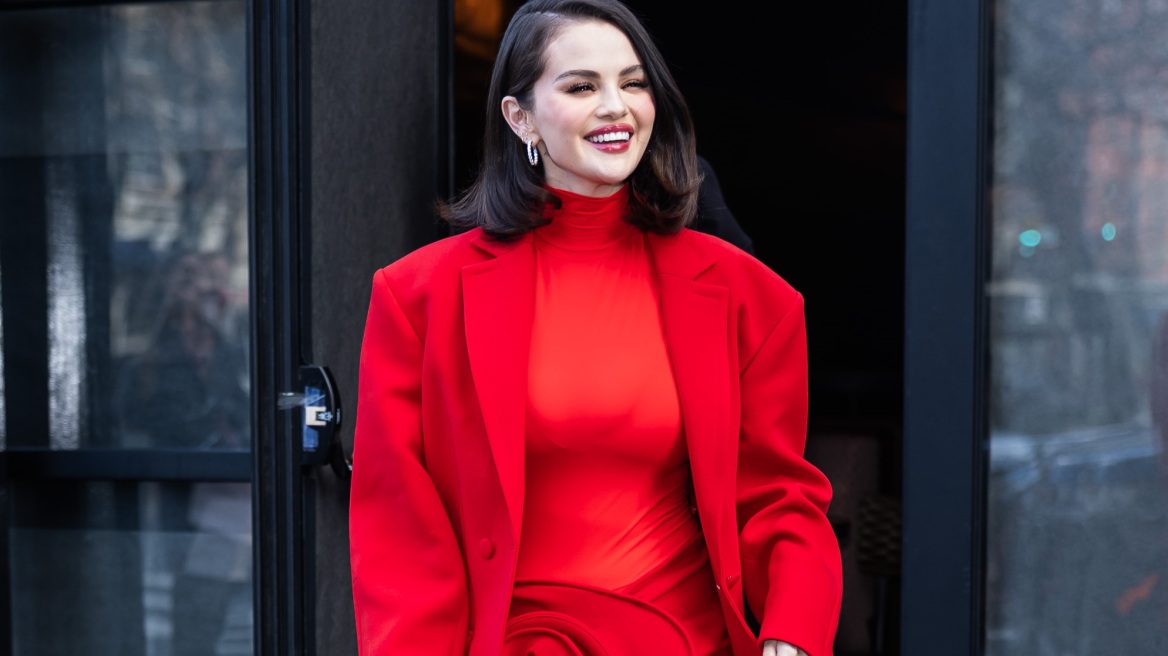 H Σελένα Γκόμεζ συμπληρώνει το all-red σύνολό της με ασορτί κραγιόν