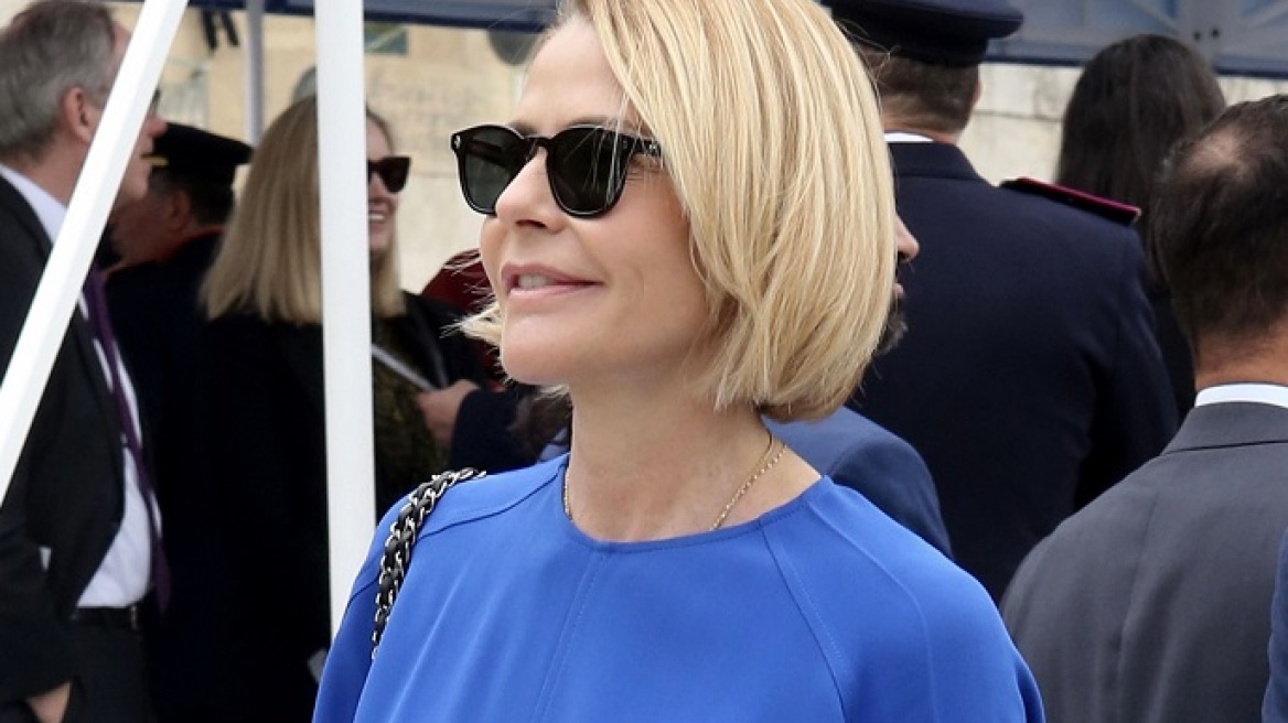 Τζένη Μπαλατσινού: Με μπλε φόρεμα και μαύρες μπότες στην Αθήνα