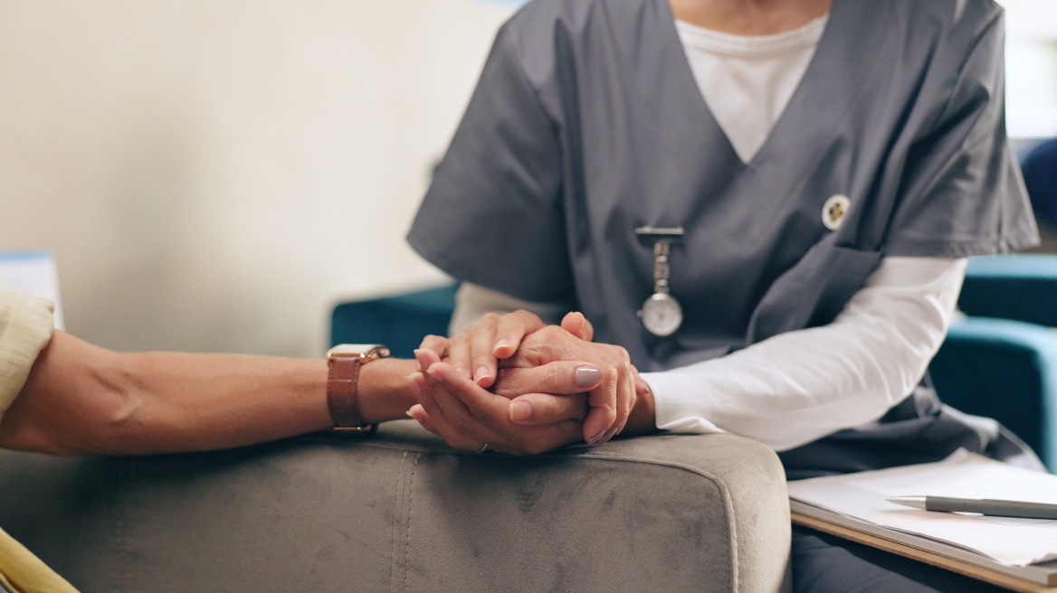 Τι σημαίνει να ζεις με χρόνια νόσο: Από τη διάγνωση έως τη νέα καθημερινότητα