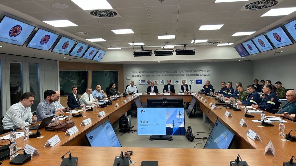 Σύσκεψη στην Πολιτική Προστασία για καθαρισμούς και αντιπυρικές ζώνες - Με 18.000 πυροσβέστες οι μάχες για τις φωτιές