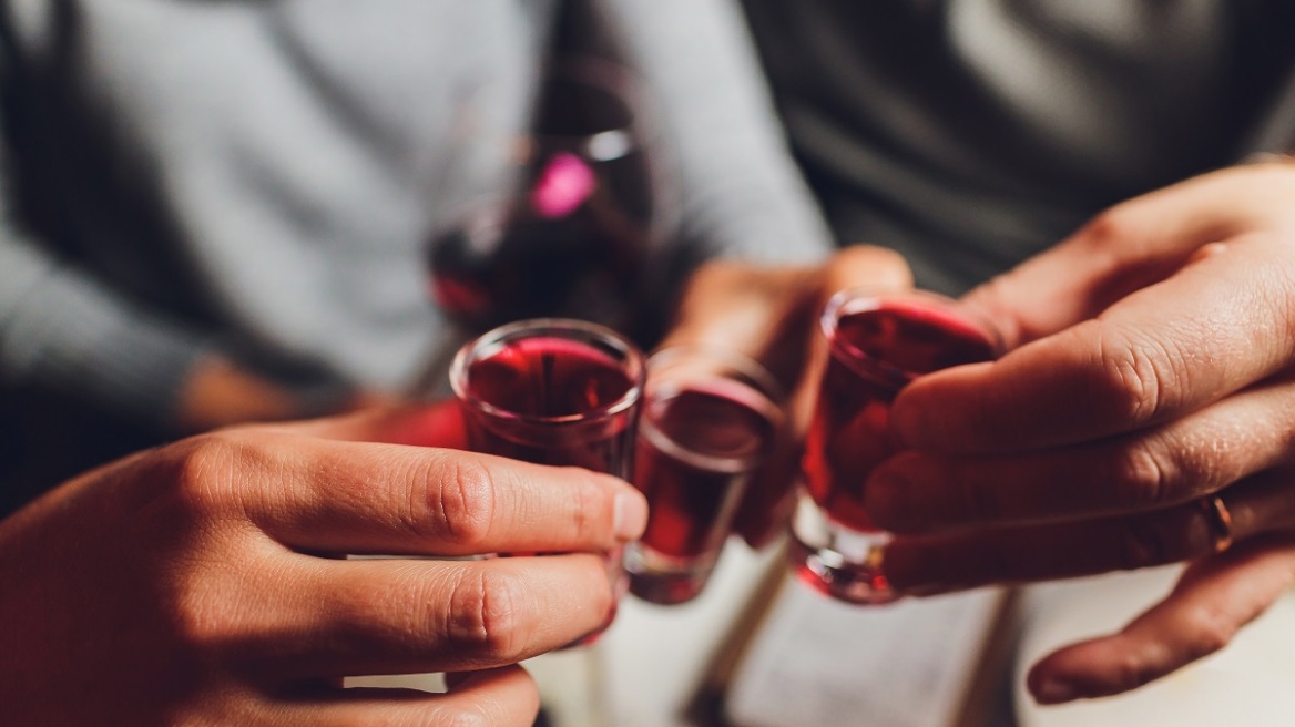 Πέντε συλλήψεις στο Βέλγιο για σεξουαλική κακοποίηση 41 γυναικών - Έριχναν ναρκωτικά στα ποτά και τις βίαζαν