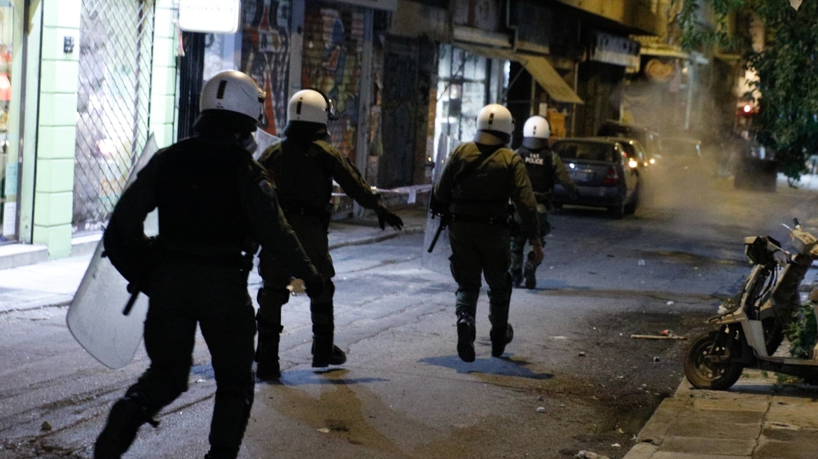 Εξάρχεια: Ομάδα 50 κουκουλοφόρων επιτέθηκε σε διμοιρία των ΜΑΤ - Τραυματίστηκε αστυνομικός, συνελήφθη 24χρονος 