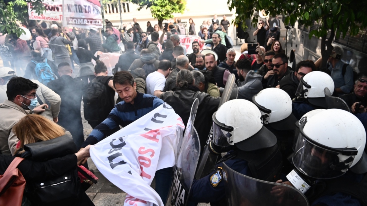 Επεισόδια στην πορεία των εκπαιδευτικών, δείτε βίντεο