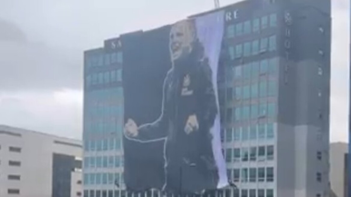 Νιούκαστλ: Πάρτι με... καλεσμένους χιλιάδες οπαδούς της για την κατάκτηση του League Cup - Βίντεο